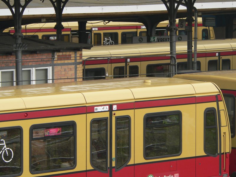 Several class 481 trains in Berlin Ostkreuz, 2009-09-06