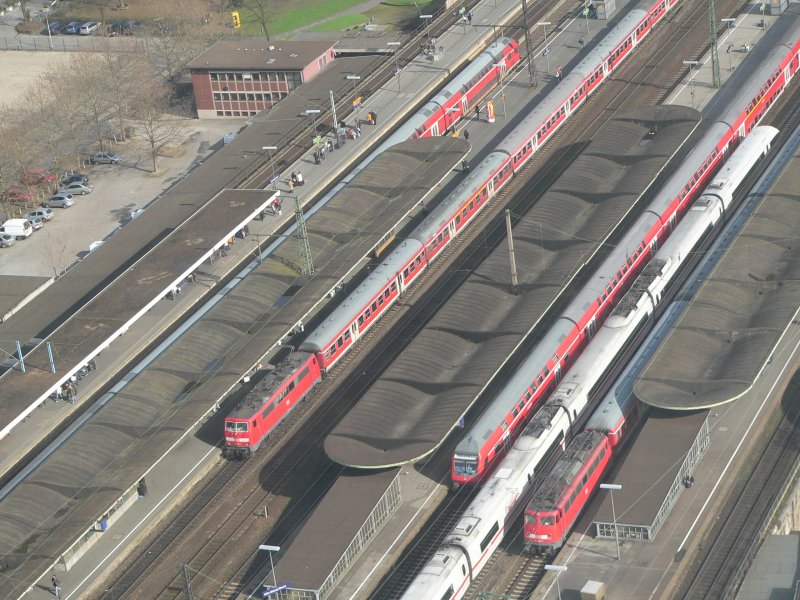 Several trains in Cologne, seen from a platform near Hohenzollernbrcke. 2007