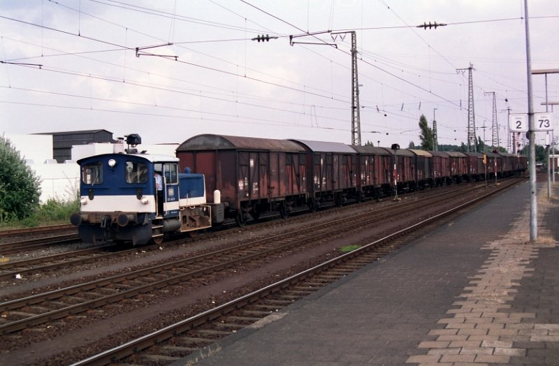 Shunter 333-042-0 pulls some freightcars. These types of freightcars are not so common any more. Photo taken in Rheine (Westfalen) 04-08-1992.