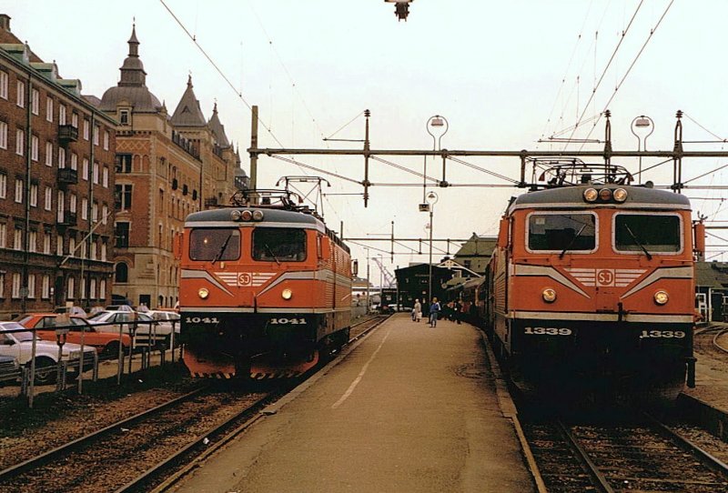 SJ Rc 1041 and 1339 in the Helsingr Ferry-Station.
14.02.1988