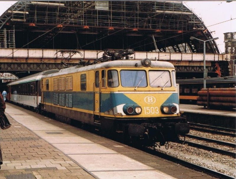 SNCB 1503 with a overnight train to the French Riviera in Amsterdam. 
26.06.1984
(analog photo)