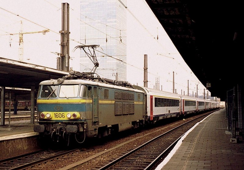 SNCB 1606 in Brussels South Station.
04.08.2000
(scanned analog photo)

