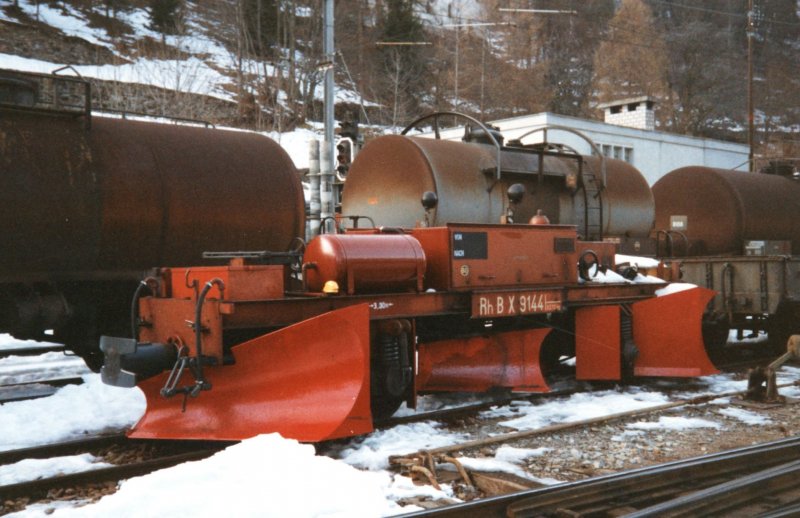 Snow cleaner RhB Xm 9144 on 03.01.1992 at Poschiavo. 
