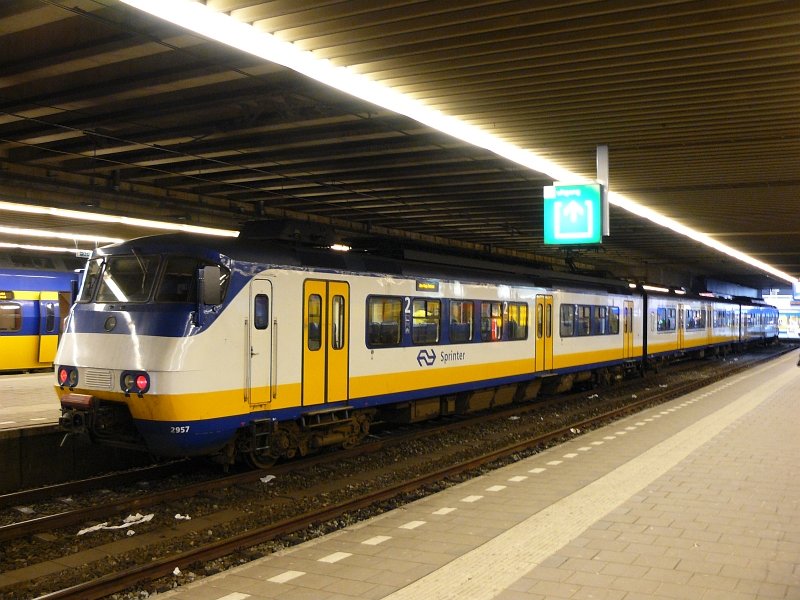 Sprinter unit 2957 in Den Haag centraal station 06-03-2009.