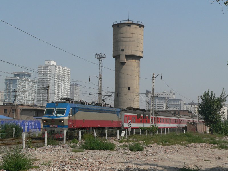 SS7D 0018 with a night sleeper train, September 2009 in Xi'an.