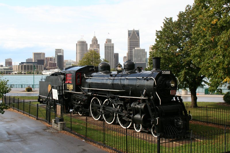 Steam enginge 4-6-2 CN 5588 on 4.10.2009 at Windsor/ON. Behind the river you could see the skyline of Detroit.
