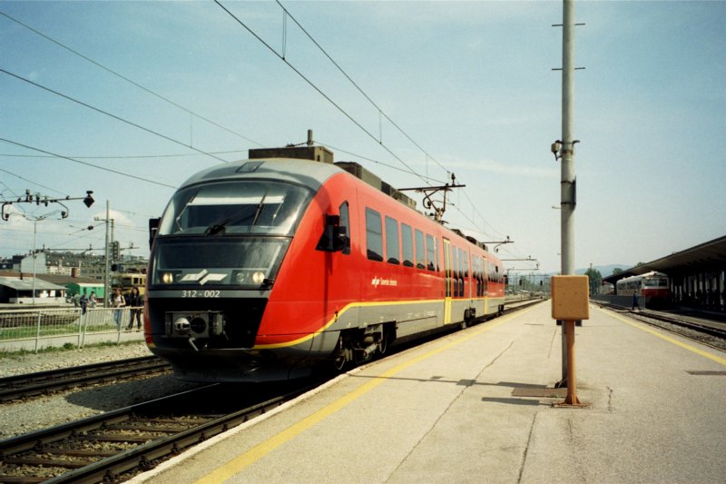 SZ 312 002 (also a Desiro) in Ljubljana.
3.05.2001
(analog Photo) 
