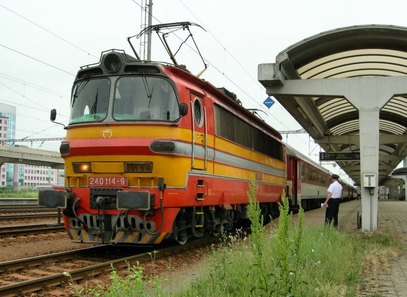 The 240 114-9 is waiting on the Petrzalka Station in Bratislava to prepared the Intercity from Vienna to Kosice. 
20.05.2008