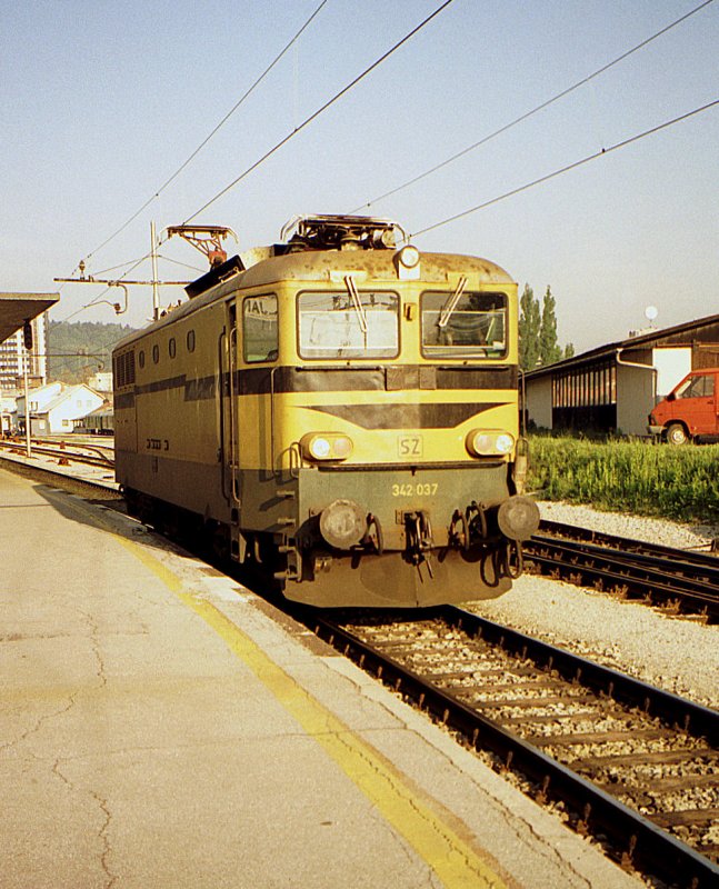 The 342-037 in Ljubljana. 
03.05.2001
(analog photo) 