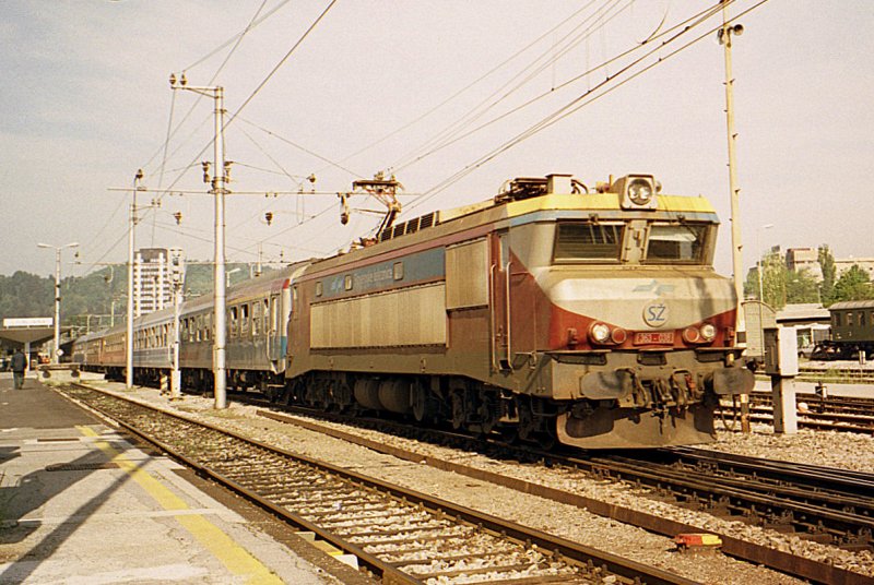 The 363 038 with the nouvernigth-train from Zurich to Beograd.
03.05.2001
(analog Photo)