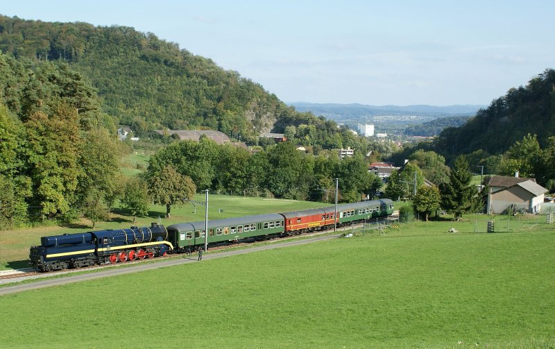 The 52 8055 with the after-noon train by Trimbach
(02. 10. 2009)