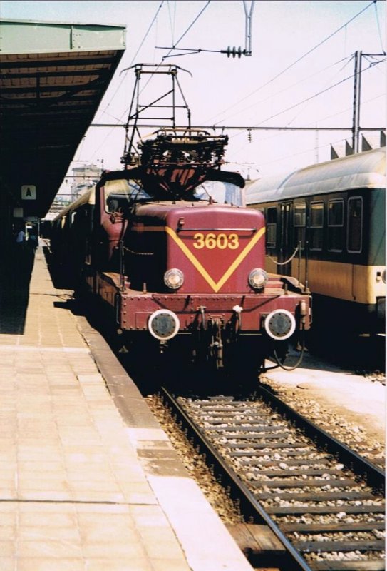 The beautiful CFL 3603 in Luxembourg City Station.
Mai 1985
(Analog Photo)