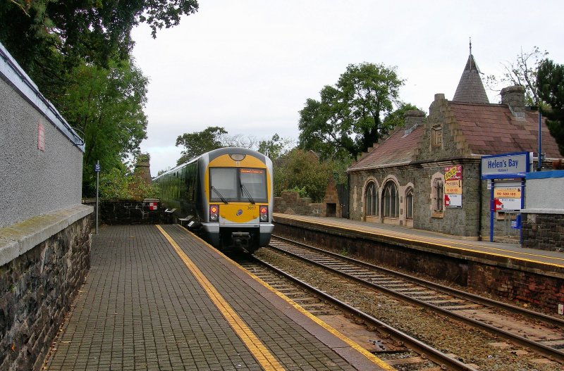 The beautiful old Helen's Bay Station with the NIR 3017 to Belfast
25.09.2007