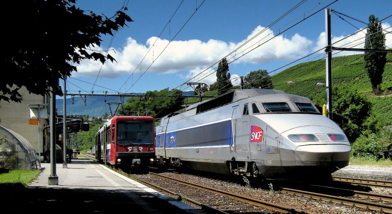 The Bem 550 has in La Plaine to wait the passage of the TGV to Paris before it can go to Geneva. 
05.08.2008