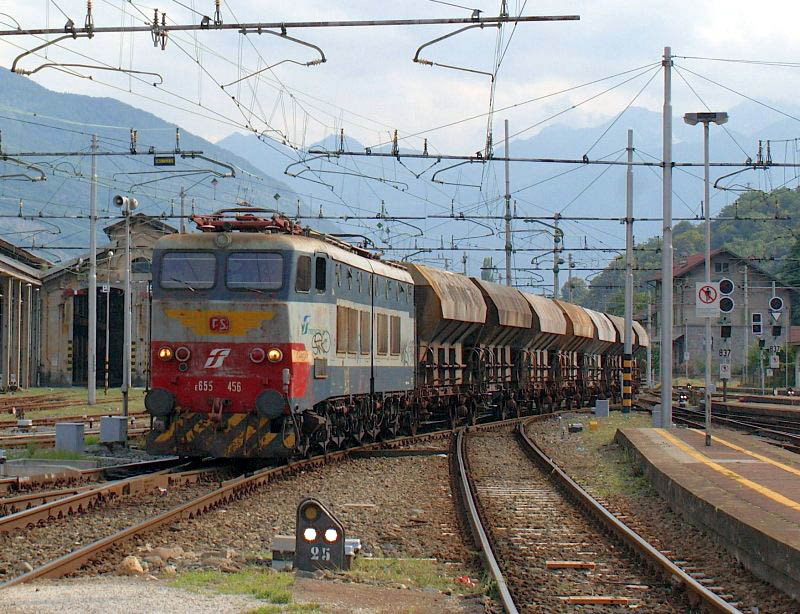 The E 655 456 is arriving in the border station Domodossola for this reason the Phantograph is down.
27.07.2009
(photo corrected by Heinz Stoll)