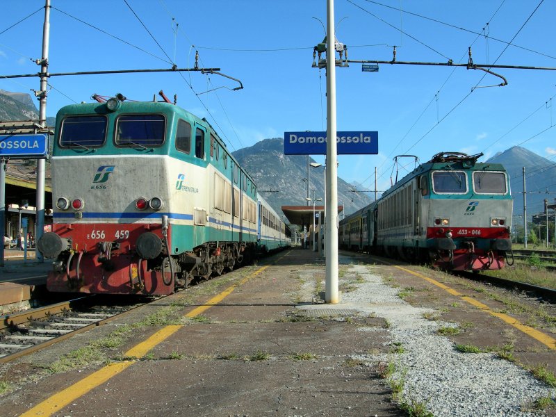 The E 656 459 with a local train to Novara and the E 633 046 with a local train to Milano Garibaldi Station wait in Domodossola.
10.09.2007
