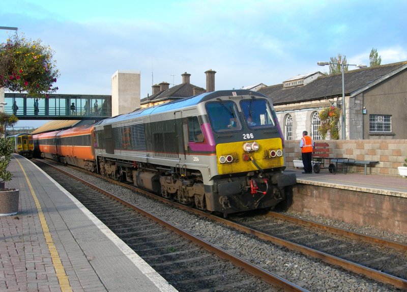 The GM CC 206 in  Enterprise  colours (Dublin - Belfast line) in the South of Ireland with a Dublin Cork service in Mallow.
4.10.2006