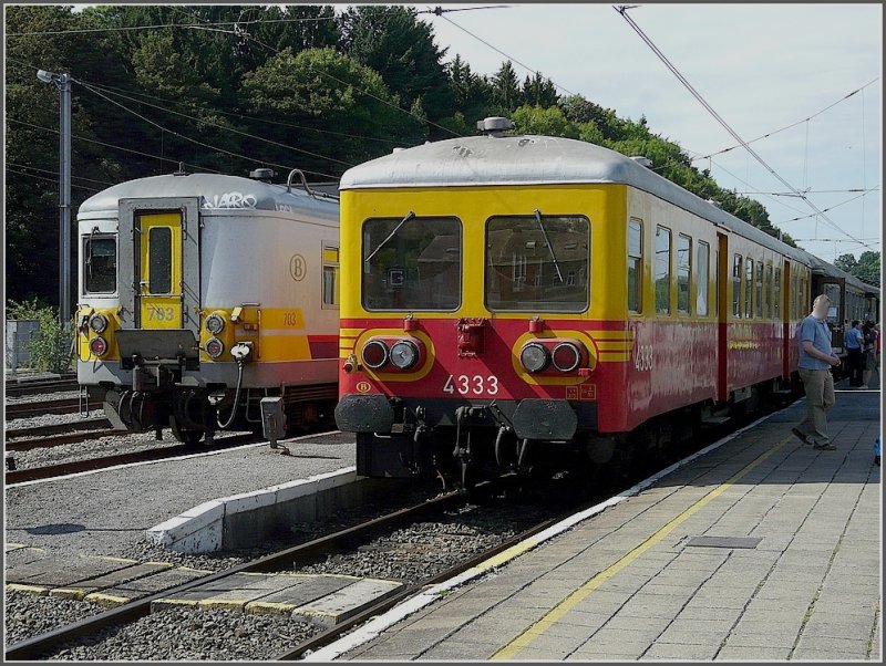 The historical 4333 is owned by PFT-TSP and stayed on August 16th, 2009 in the station of Ciney, photographed together with AM 79 783.