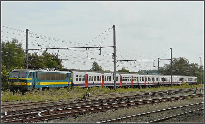 The IR Lige Guillemins-Quivrain, composed of 2101 and M 4 wagons, arrives on September 12th, 2009 at Saint Ghislain.