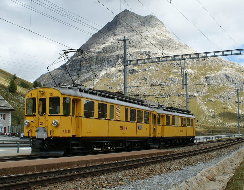 The  Little Red  in yellow: Tow old ABe 4/4 wait on Bernina Suot Station the train form the other direction. 
17.09.2009