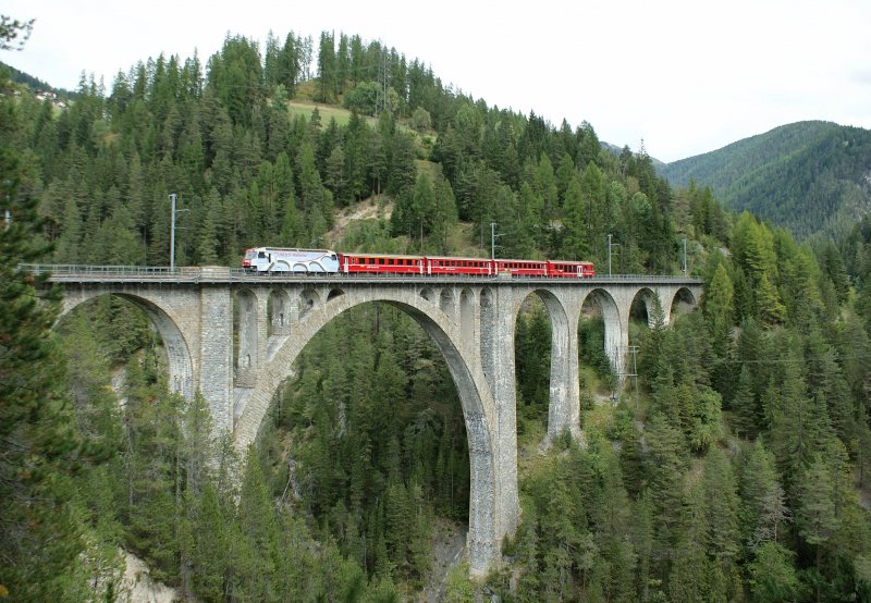 The local train Davos - Filisur on the Wiesner Bridge 
(16.09.2009)