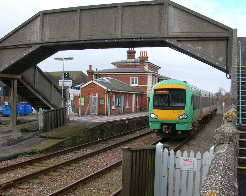 The nice Town Rey has also a nice railway station. The 171 721 is leaving to go to Ashford. 
28. 03.2006