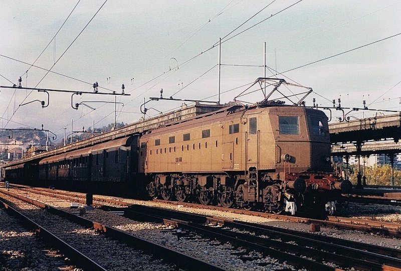 The old 428 152 with a local train in Arona 
(October 1985)