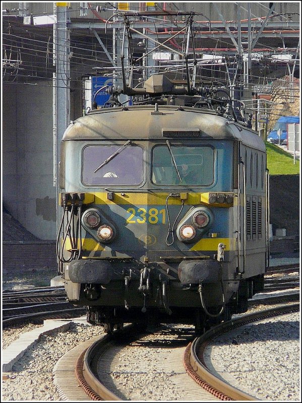 The rather dirty 2381 returns after a helper performance to the station Lige Guillemins an March 30th, 2009. 