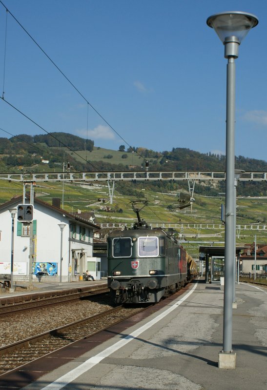 The Re 4/4 II in the green colours are rear: Re 4/4 II with a cargo train in Cully.
14.10.2009