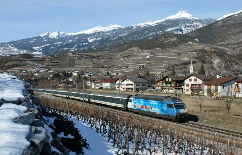 The Re 460 020-1 with an Interregio to Brig by Salgesch.
25.02.2009
