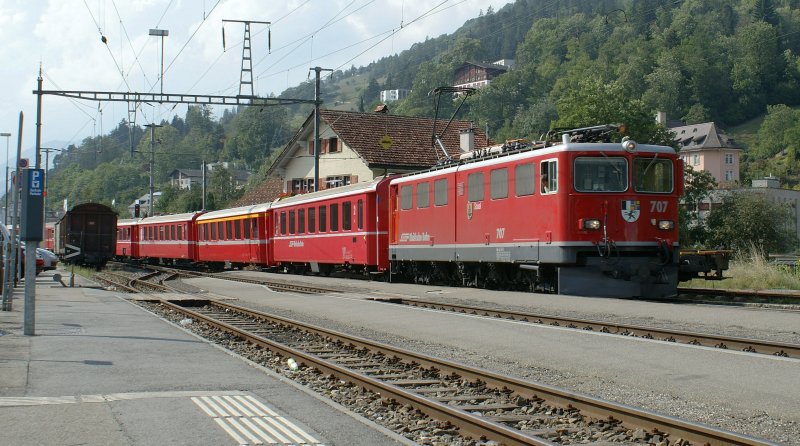 The RhB Ge 6/6 II is arriving at Ilanz. 
12.09.2009