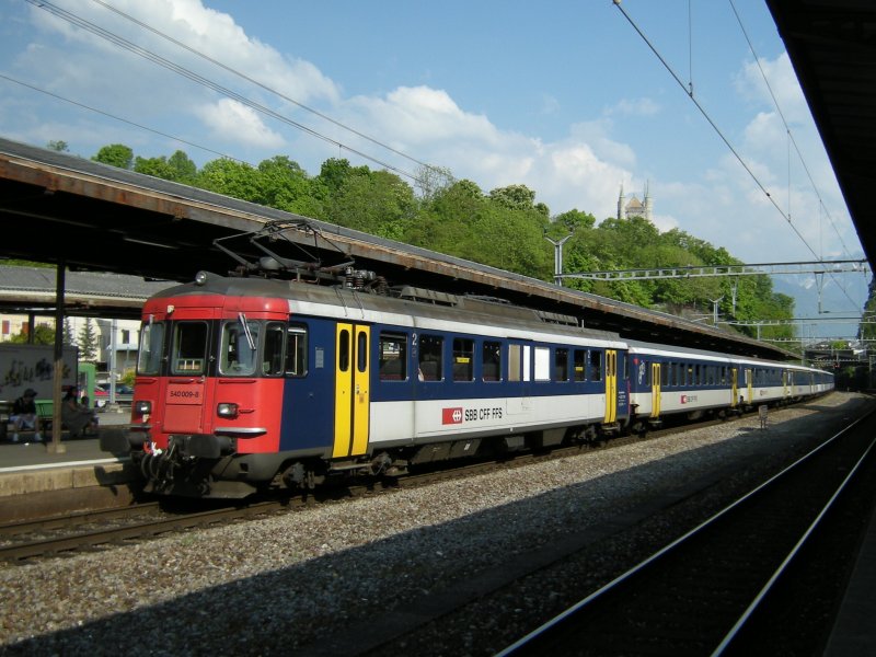 The SBB RBe 4/4 (RBe 540 009-8)on the queue of an RB to St-Maurice by the stop in Vevey. 
08.05.2008