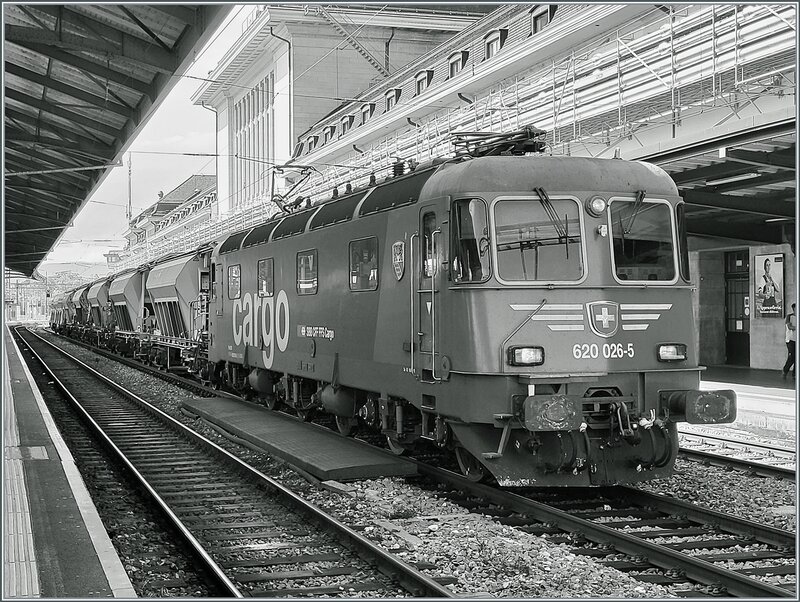 The SBB Re 6/6 11626 (Re 620 026-5) Zollikofen with 