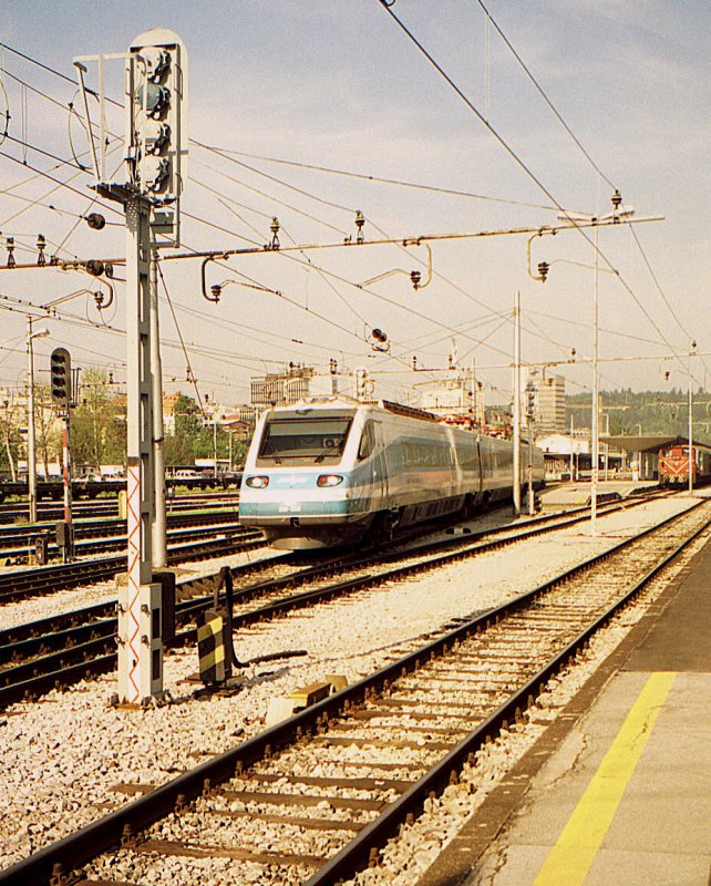 The Slovenia-Pendolino: 310 002 to Maribor is about to leaves in Ljubliana.
03.05.2001
(Analog photo)   