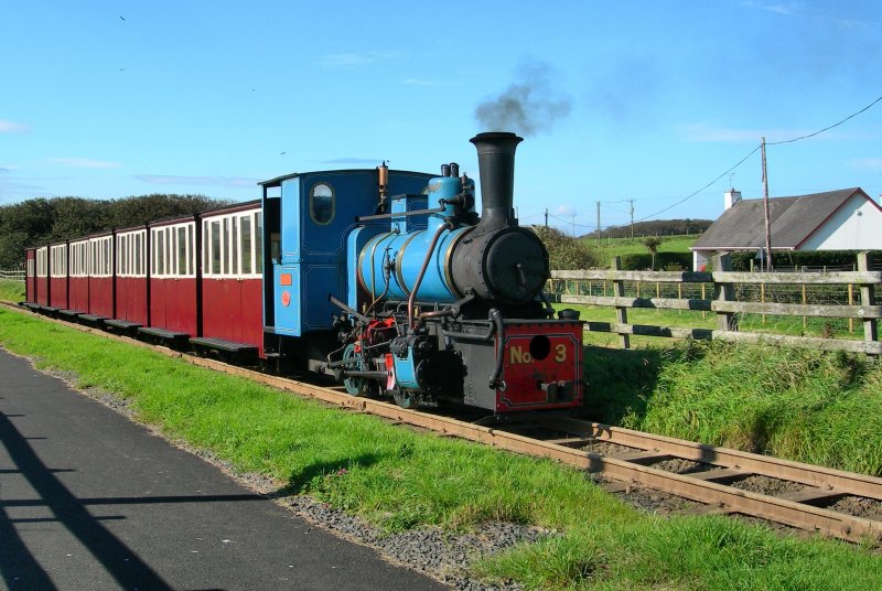 The small steamer train will be arriving at Giants Causeway Station. 
(22.09. 2007)