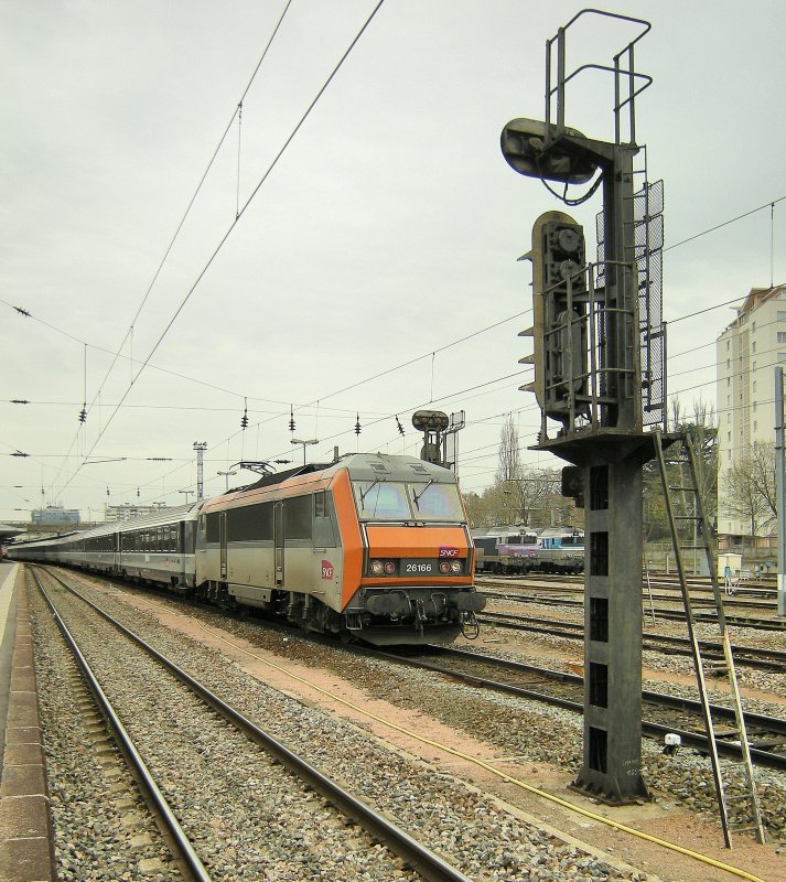 The SNCF BB 26 166 (Sybic) waits in Mulhouse the green signal light.
08.04.2008