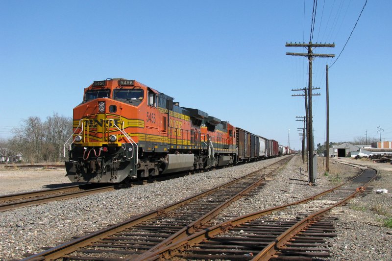 The two BNSF engines 5456 (Dash 9) and 8629 (B40-8) with a mixed fright train in Rosenberg (Texas). 05.03.2008.