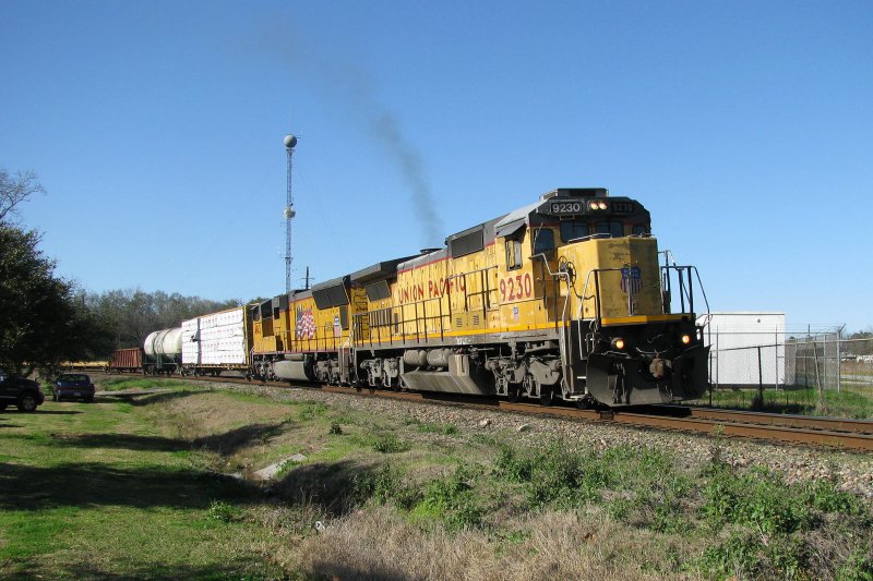 The Union Pacific engines 9230 and 4943 with a mixed freight train in Spring (near Houston, Texas). 17.02.2008.