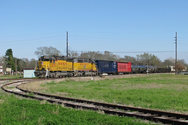 The UP engines 2733 and 3317 (both are SD 40) with a mixed freight train in Sealy (Texas). 13.02.2008