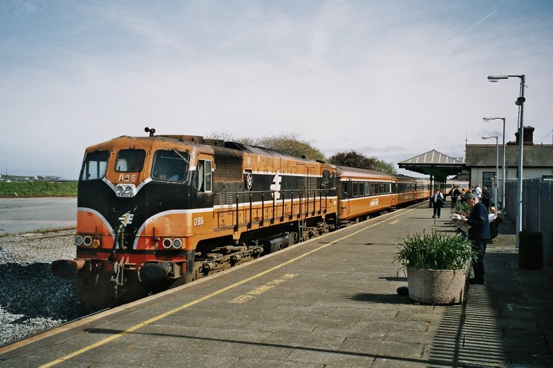 The Wexfort Station with a Intercity to Dublin Connolly Station 
Jun 2001 
(scanned analog photo)