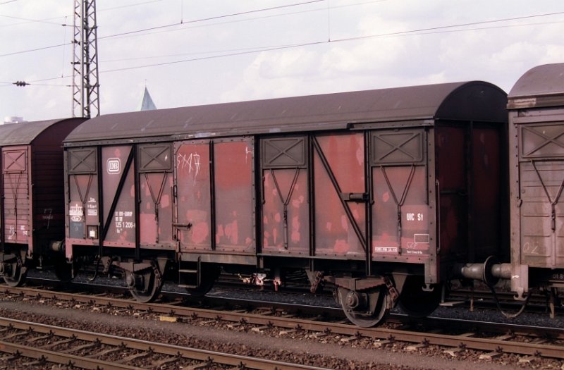 This typ of closed freightcar was very common in western Europe for 35 years ago. Closed freightwagon typ Gs number 80 125 1 206-9 in Rheine 04-08-1992.