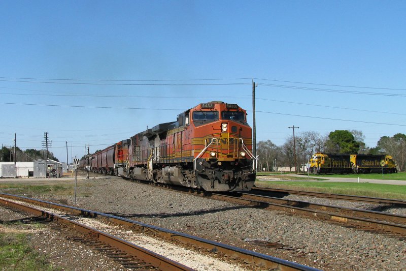 Three engines of the type Dash 9 with a long freight train (113 cars!) in Sealy (Texas). 13.02.2008.