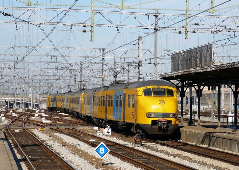 Three units Plan V mat '64 entering Utrecht central station 20-10-2009.