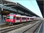 In Lausanne, the S 40 24633, consisting of two SBB Domino trains, waits for departure to Palézieux. It's easy to see that the leading Domino consists of the former Travys ABt NPZ DO 50 85 39-43 984-6 CH-SBB, B NPZ DO 50 85 29-43 384-1 CH-SBB, an ...