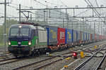 In the pouring rain, LTE 193 733 enters Nijmegen with the Rzepin intermodal shuttle on 1 November 2019.