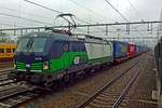 In the pouring rain, LTE 193 733 stands in Nijmegen with the Rzepin intermodal shuttle on 1 November 2019.