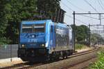 After having brought a freight to Nijmegen, LTE 186 942 speeds solo through Wijchen on 1 June 2023.