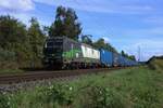 ELL/LTE 193 724 hauls a container train through Kaarst Broicherseite on 23 July 2025.