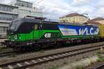 WLC 193 284 hauls a container train 6through Regensburg Hbf on 27 May 2022.