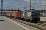 WLC 193 223 zieht am 6. Mai 2016 einen Containerzug durch Passau.